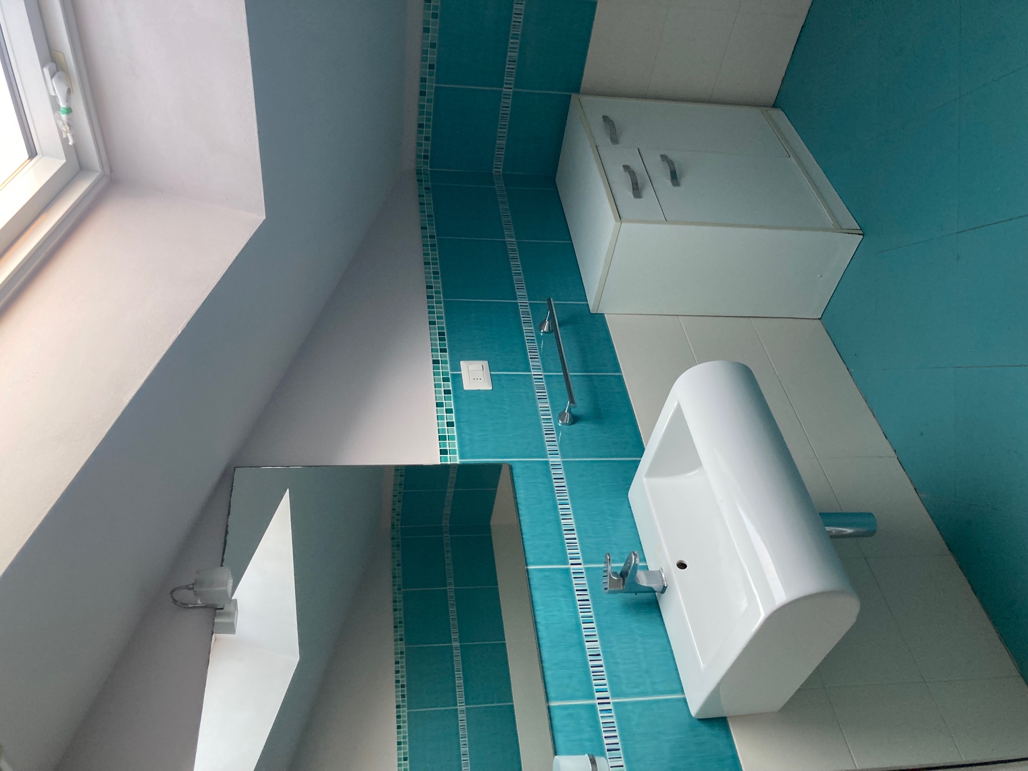 Bathroom with washbasin, mirror and cabinet